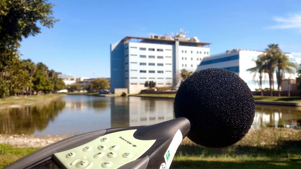 Sonómetro midiendo ruido en el Parque Tecnológico de Andalucía